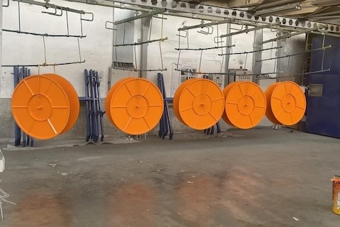Ofarbani valjci za gumarksu industriju u skladištu
